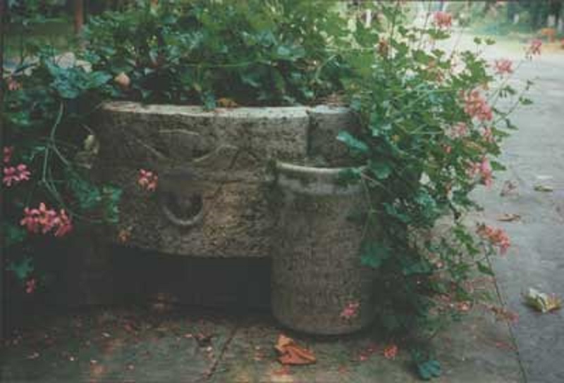 Blumentrog zum Krigsdenkmal auf dem Soldatenfriedhof Hockenheim (1995)